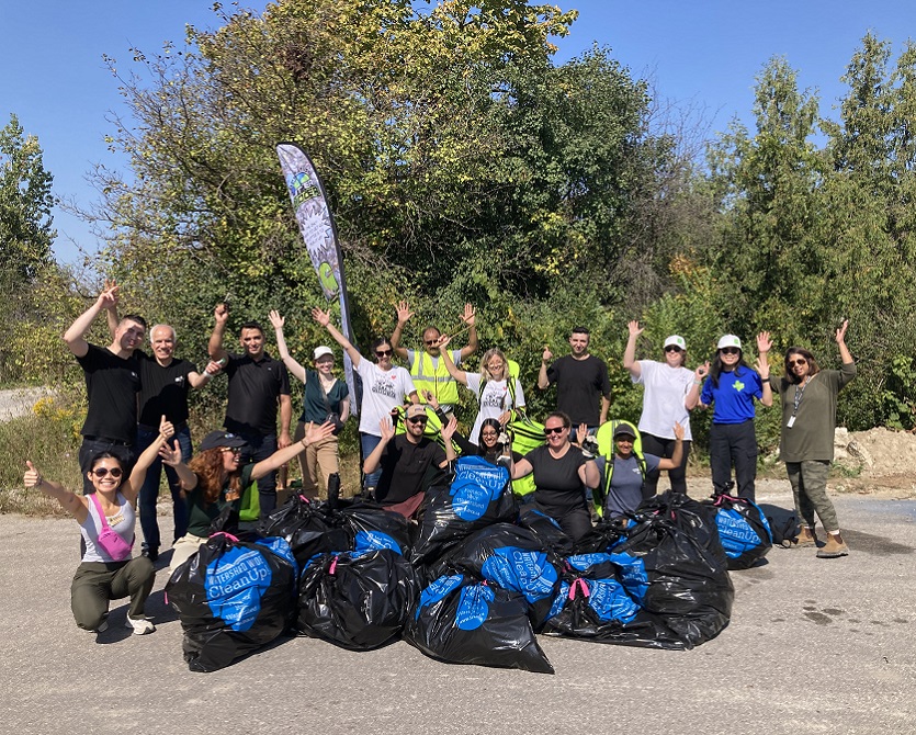 community volunteers take part in a TRCA litter cleanup event